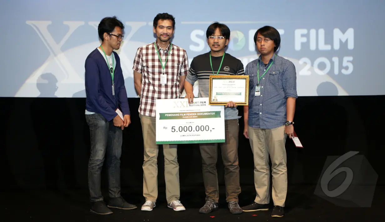 Pemenang Film Pendek Dokumenter menerima penghargaan di acara penutupan  XXI Short Film Festival 2015 di Epicentrum XXI, Kuningan, Jakarta, Minggu (22/3/2015).(Liputan6.com/Yoppy Renato)