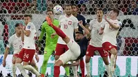 Pemain timnas&nbsp;Prancis, Olivier Giroud&nbsp;berusaha menendang bola ke gawang Polandia dalam pertandingan 16 besar Piala Dunia 2022 yang berlangsung di&nbsp;Al Thumama Stadium, Doha, Qatar, Minggu (4/12/2022). (AP Photo/Martin Meissner)