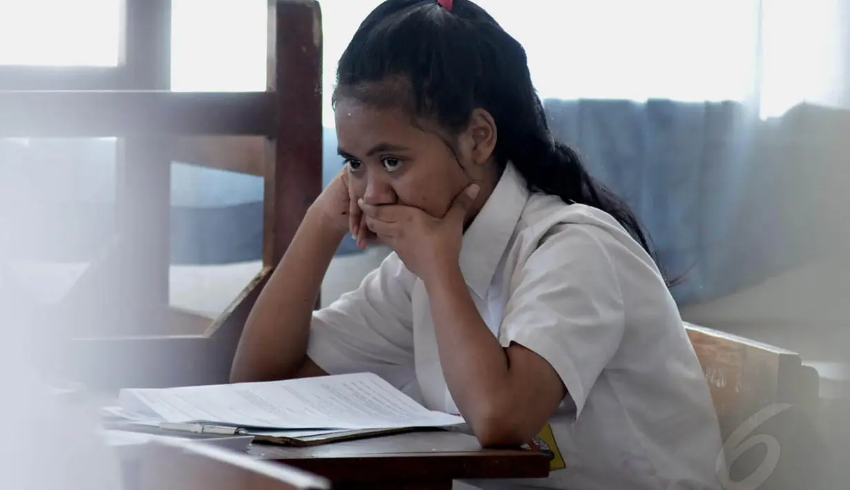 Para siswa ini mengikuti UN dengan kurikulum yang sama dengan siswa-siswa reguler lainnya di SMP 48 Jakarta, Senin (5/5/14). (Liputan6.com/Johan Tallo)