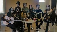 Grup band Kuburan di acara Intimate Interview Facebook Live di KLY Office Menteng, Jakarta Pusat, Rabu (6/11/2019). (Liputan6.com/Andika Zulfikar)