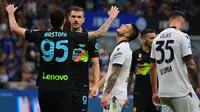 Para pemain Inter Milan merayakan gol ke gawang Bologa dalam pertandingan Liga Italia Serie A di Stadion Giuseppe Meazza, Milan, 18 September 2021. (MIGUEL MEDINA / AFP)