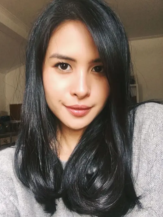 Menurutnya, dengan mengisolasi diri seperti yang dilakukannya sekarang juga menambah kreatifitasnya. Ia jadi lebih bisa menulis lagu dan melakukan berbagai aktivitas positif lain, meskipun hari terasa lambat. (Instagram/maudyayunda)