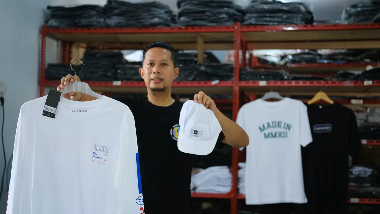 Cerita pelaku UMKM di Makassar Muhammad Hisran Rafii menggeluti bisnis pakaian. (Liputan6.com/Fauzan)