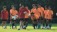 Pelatih Shin Tae-yong memimpin latihan Timnas Indonesia U-19.. (dok. PSSI)