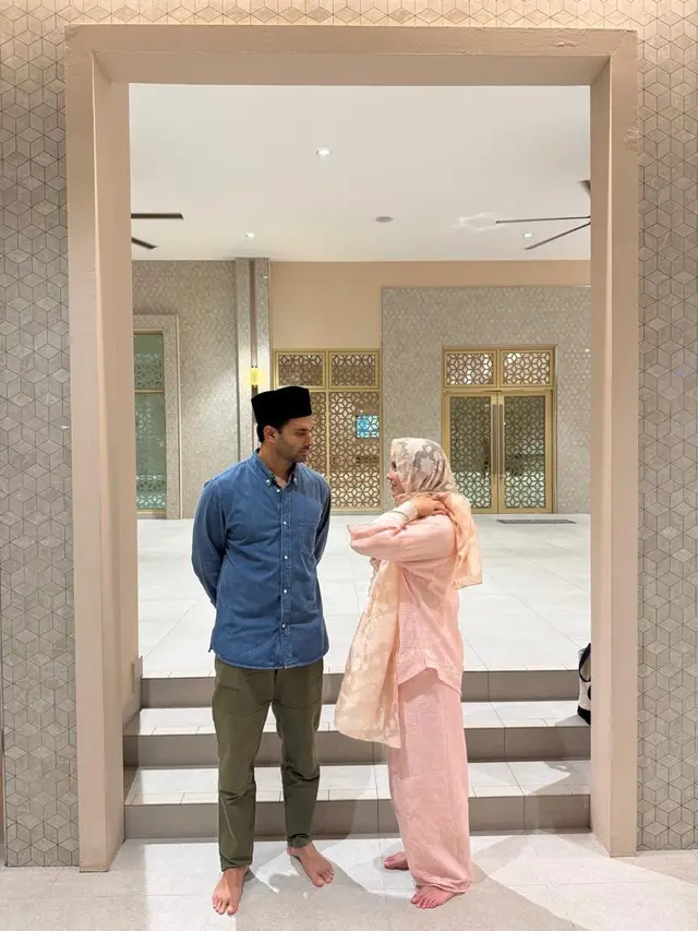 Lebaran di Malaysia, Pesona Pevita Pearce dalam Kebaya Kutubaru Peplum Bikin Jatuh Hati