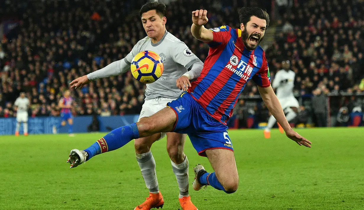 Duel pemain Manchester United, Alexis Sanchez (kiri) dan pemain Crystal Palace, James Tomkins pada lanjutan Premier League di Selhurst Park, London, (5/3/2018). Manchester United menang 3-2. (AFP/Glyn Kirk)