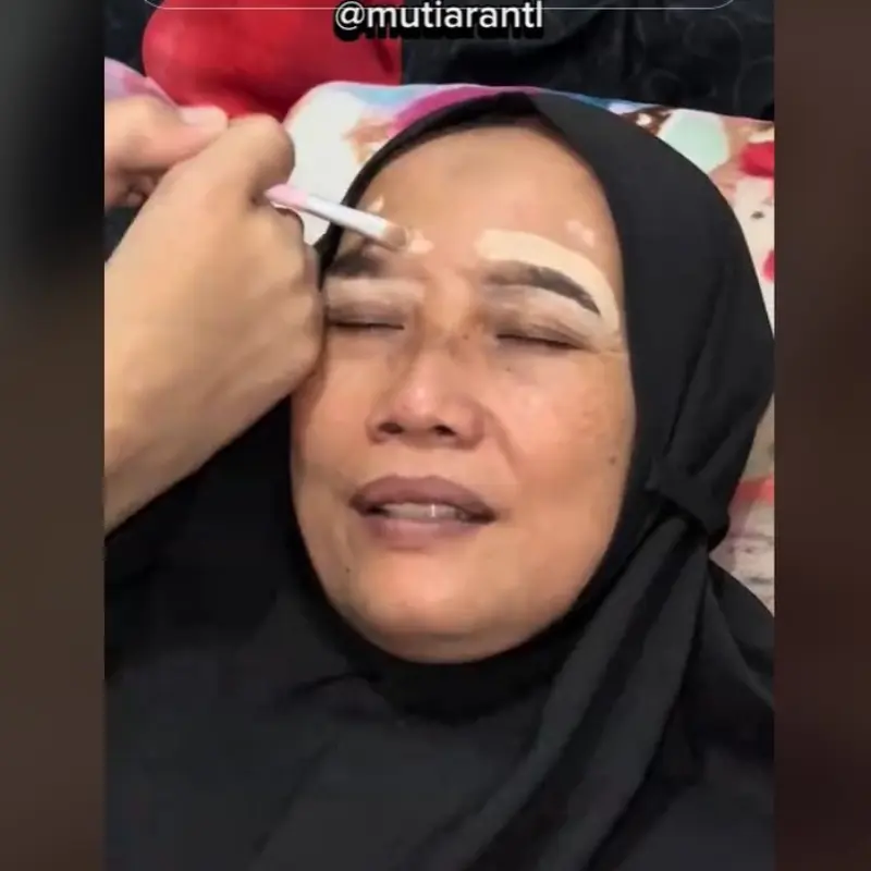 Viral Wanita Disabilotas Makeup Wajah Ibunya Pakai Kaki, Hasilnya Banjir Pujian.