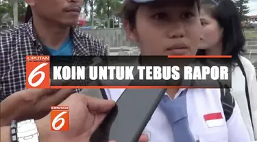 Siswi SMK di Gunungsitoli kumpulkan uang receh dari pengendara untuk menebus rapornya yang ditahan karena belum bayar uang komite sekolah.