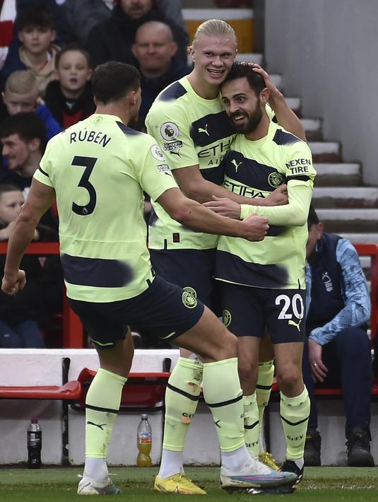 <p>Gelandang Manchester City, Bernardo Silva berselebrasi dengan rekan setimnya usai mencetak gol ke gawang Nottingham Forest selama pertandingan Liga Premier Inggris di Stadion City Ground, Nottingham, Inggris, Sabtu (18/2/2023). Man City kini duduk di urutan kedua via catatan 52 angka, tertinggal dari Arsenal yang berada di puncak klasemen dengan 54 poin. (AP Photo/Rui Vieira)</p>