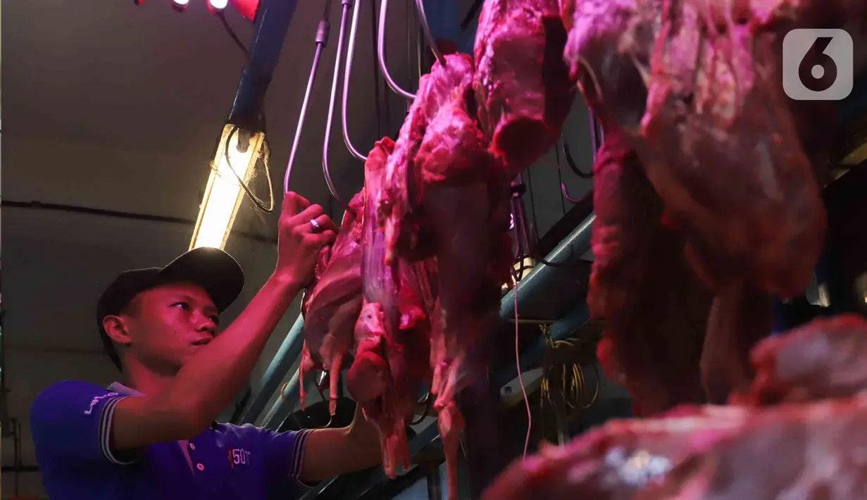 Aktivitas pedagang daging di Pasar Santa, Jakarta, Kamis (8/12/2022). Menteri Perdagangan Zulkifli Hasan mengatakan, jelang Hari Besar Keagamaan Nasional (HBKN) Natal 2022 dan jelang Tahun Baru 2023, secara umum harga dan stok barang kebutuhan pokok dalam kondisi aman dan stabil. (Liputan6.com/Herman Zakharia)