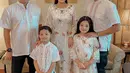 <p>Warna putih yang menjadi lambang suci menjadi pilihan keluarga Anang dan Ashanty. Dipercantikan dengan ornamen detail bunga pada dress dan baju koko dari Windy Savosa Couture. (Foto: Instagram @ashanty_ash) </p>