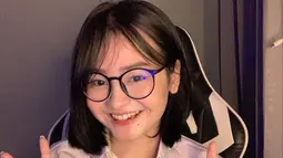 Beberapa kali tampil dengan busana cosplay ala karakter manga maupun anime, sosok Tokyo memang mencuri perhatian. Gayanya saat memakai seragam SMA ini pun membuatnya tampil semakin imut yang dibanjiri pujian oleh banyak penggemarnya. (Liputan6.com/IG/@tokyolagii)