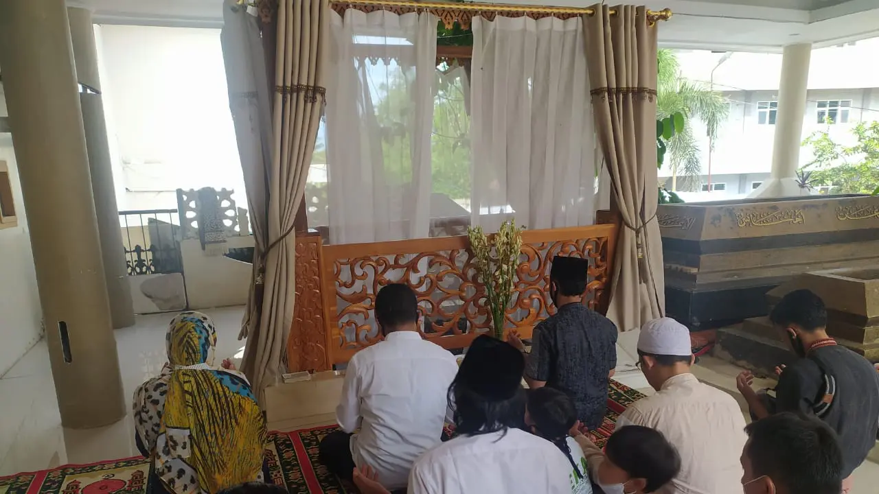 Calon independen Pilkada Tasikmalaya, Jawa Barat, Cep Zamzam, akhirnya melaksanakan nazar ayahnya untuk mengikuti konstalasi pencoblosan pilkada serentak 2020 hari ini.