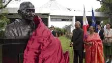 Peresmian patung Mahatma Gandhi di Miriam College, Quezon City, Filipina, 20 Oktober 2019. (AFP/India's Presidential Palace)
