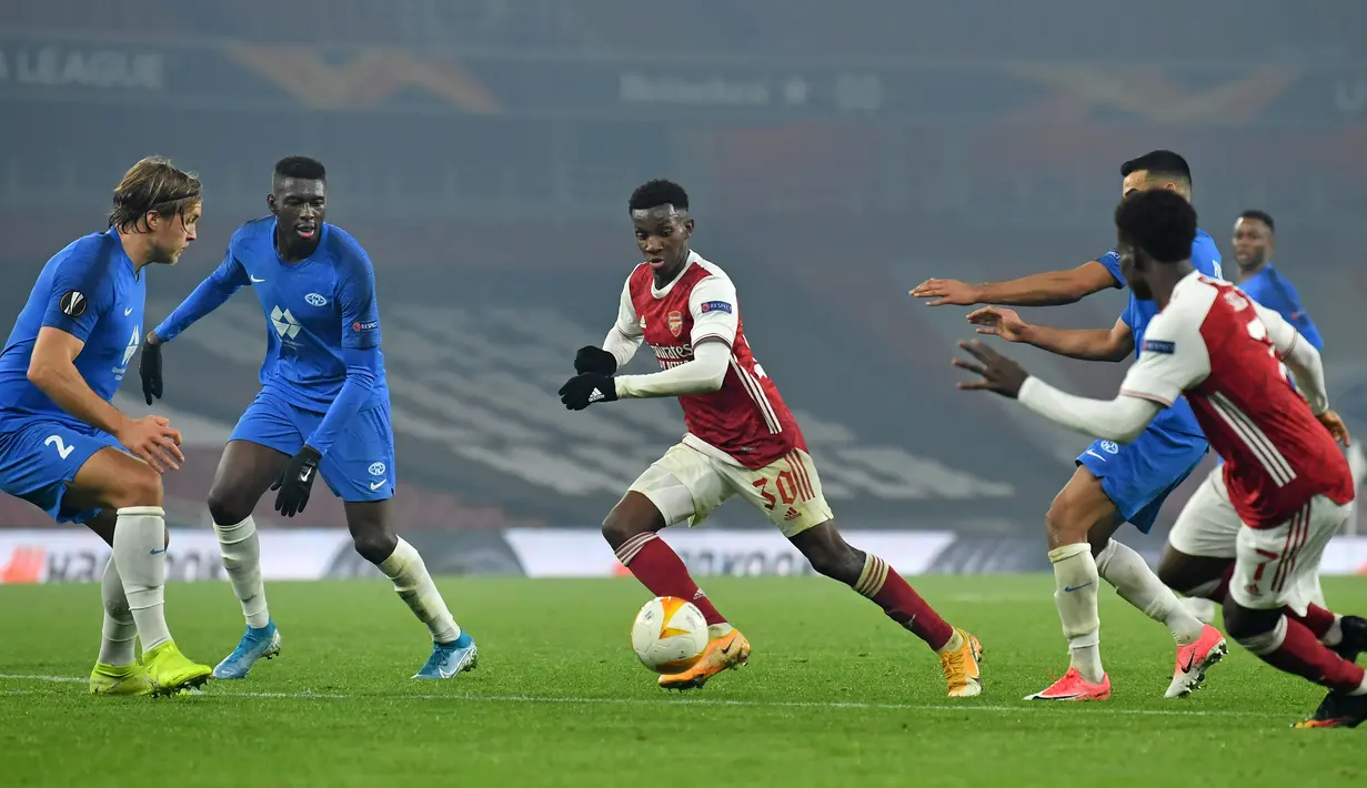 Striker Arsenal, Eddie Nketiah, berebut bola dengan bek Molde, Martin Bjornbak, pada laga lanjutan Grup B Liga Europa 2020/2021 di Emirates Stadium, Jumat (6/11/2020) dini hari WIB. Arsenal menang 4-1 atas Molde. (AFP/Glyn Kirk)