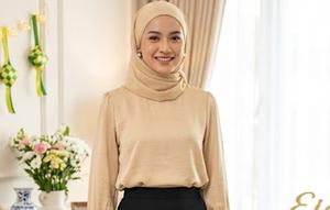 padu padan rok hitam dan blouse (created by AI)