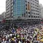 Pengunjuk rasa antikudeta memenuhi jalan ketika berkumpul dekat Stasiun Kereta Api Mandalay di Mandalay, Myanmar, Senin (22/2/2021). Militer Myanmar berkata anak muda bisa ikut terprovokasi. (AP Photo)