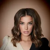 Bukan sekadar teknik pewarnaan rambut, Vanilla Smoke Balayage yang diusung menonjolkan permainan dimensi warna yang lembut namun tetap bold.  [@tasyafarasya].