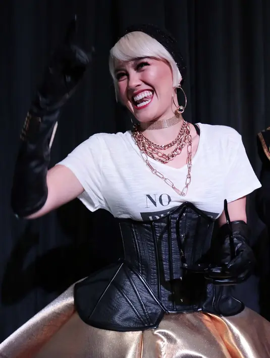 "Tips dari saya, yang penting nyaman sih. Karena kita percaya masing-masing karakter seseorang dalam berbusana itu kan berbeda-beda. Ada yang style feminin ya pake yang sesuai, enggak sesuai cari yang nyaman," jelasnya. (Deki Prayoga/Bintang.com)