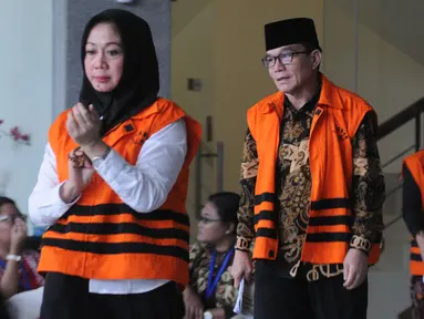 Tersangka Bupati Bengkulu Selatan Dirwan Mahmud (tengah) bersama Istri Muda, Hendrati dan Kasi Dinkes Bengkulu Selatan, Nursilawati yang juga keponakan Dirwan usai menandatangani berkas P21 di gedung KPK, Jakarta, Selasa (28/8). (merdeka.com/dwi narwoko)