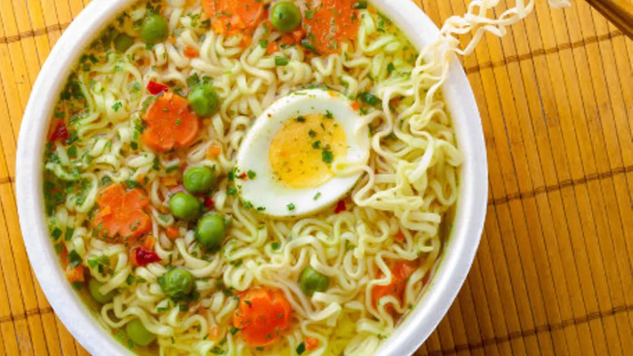 Dengan Cara Ini Kamu Bisa 'Sulap' Mi Instanmu Jadi Makanan Sehat