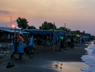 Pengunjung menikmati senja di Pantai Randusanga Indah, Brebes, Jawa Tengah, Minggu (2/7). Pantai Randusanga Indah menjadi salah satu destinasi wisata bagi para pemudik yang melewati jalur Pantura. (Liputan6.com/Faizal Fanani)