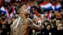 Penyerang Belanda Memphis Depay merayakan golnya ke gawang Irlandia Utara pada laga kualifikasi Euro 2020 di Rotterdam, Belanda, Kamis (10/10/2019). Belanda menang 3-1 dengan dua gol di antaranya dicetak Memphis Depay. (Koen van Weel/ANP/AFP)