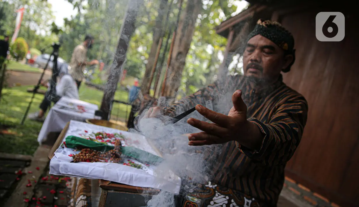 Nasip Hadi Prayitno (51) melakukan ritual jamasan atau pencucian keris di Museum Pusaka TMII, Jakarta, Kamis (20/8/2020). Pencucian keris bertujuan membersihkan karat dari badan keris. (Liputan6.com/Faizal Fanani)
