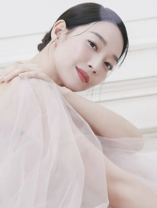 <p>Disempurnakan dengan gaun putih yang dreamy, tentu berhasil ciptakan impresi sempurna mewakilkan Cl&eacute;&nbsp;de&nbsp;Peau&nbsp;Beaut&eacute; sebagai brand. [Foto: Cle de Peau Beaute.dok]</p>