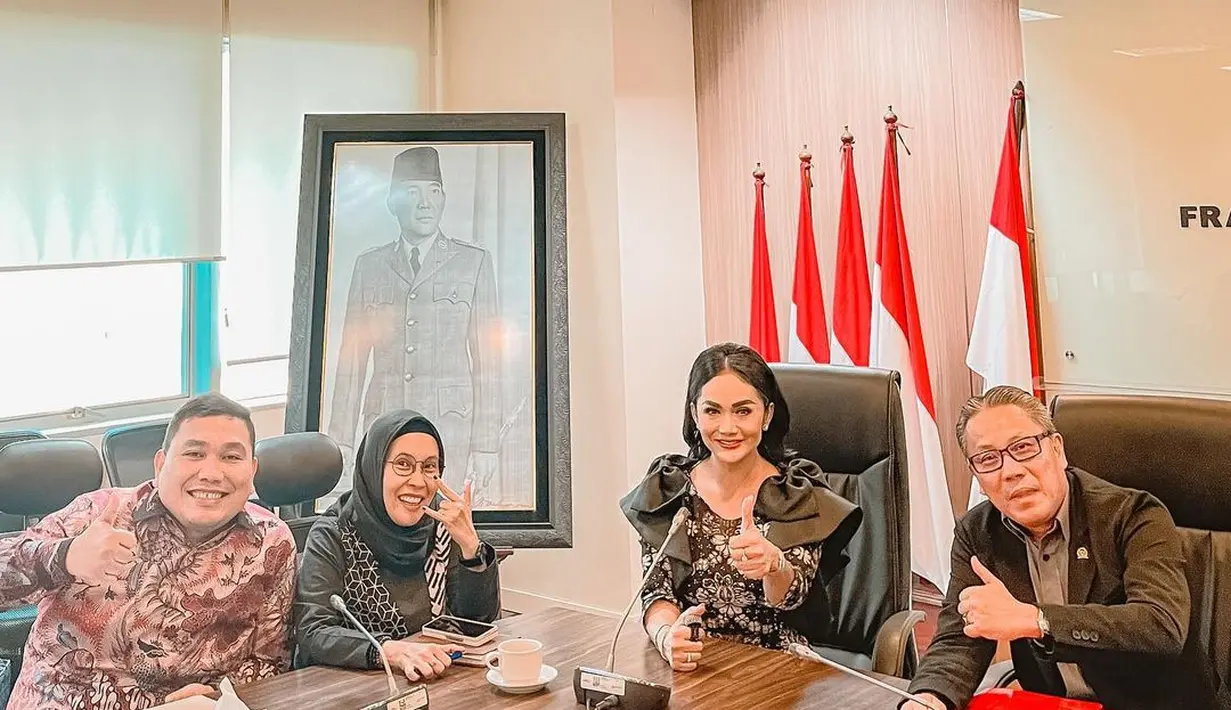 Krisdayanti rapat bersama senior-senior kapoksi PD Perjuangan
Komisi IV, komisi V dan wakil ketua komisi XI bapak DOLFIE O.F.P, IR. (Foto: Instagram/@krisdayantilemos)