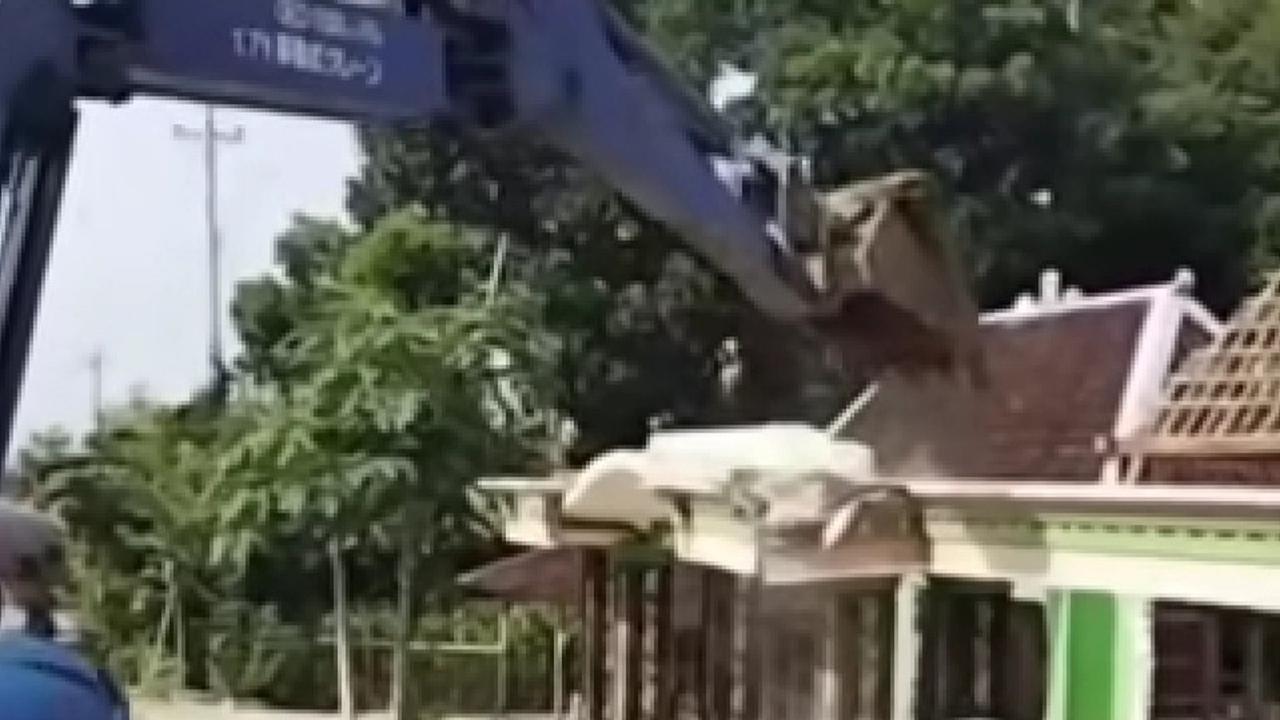 Kesal Diselingkuhi Istri, Pria Sragen Nekat Hancurkan Rumah Pakai Eskavator