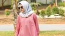 Kali ini Zee Zee memaadukan tiga jenis warna, hitam untuk celana yang dikenakan dan dipadukan dengan blouse berwarna pinknya. Untuk hijabnya, Zee Zee memakai hijab persegi yang berwarna abu-abu dan bermotif. (Instagram/zeezeeshahab)