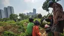 Umat Kristiani melakukan ziarah ke makam keluarga dan kerabatnya pada momen Paskah di TPU Menteng Pulo, Jakarta, Minggu (5/4/2015). (Liputan6.com/Faizal Fanani)
