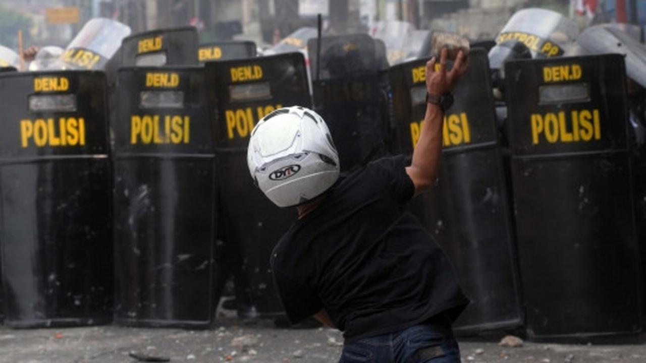 Amukan ratusan warga Kampung Pulo lawan Satpol PP dan polisi