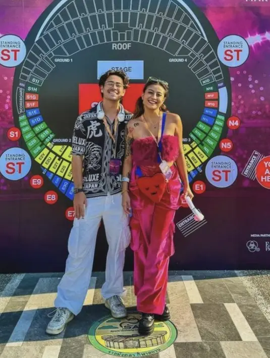 Sedangkan Awkarin tampil playful dalam balutan nuansa pink yang begitu seru. aksen tas yang menggemaskan juga semakin menghidupkan gaya fashionnya. [Foto: Instagram/ Awkarin]