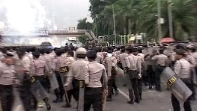 Gas Air Mata Ditembakkan, Kades Kian Beringas