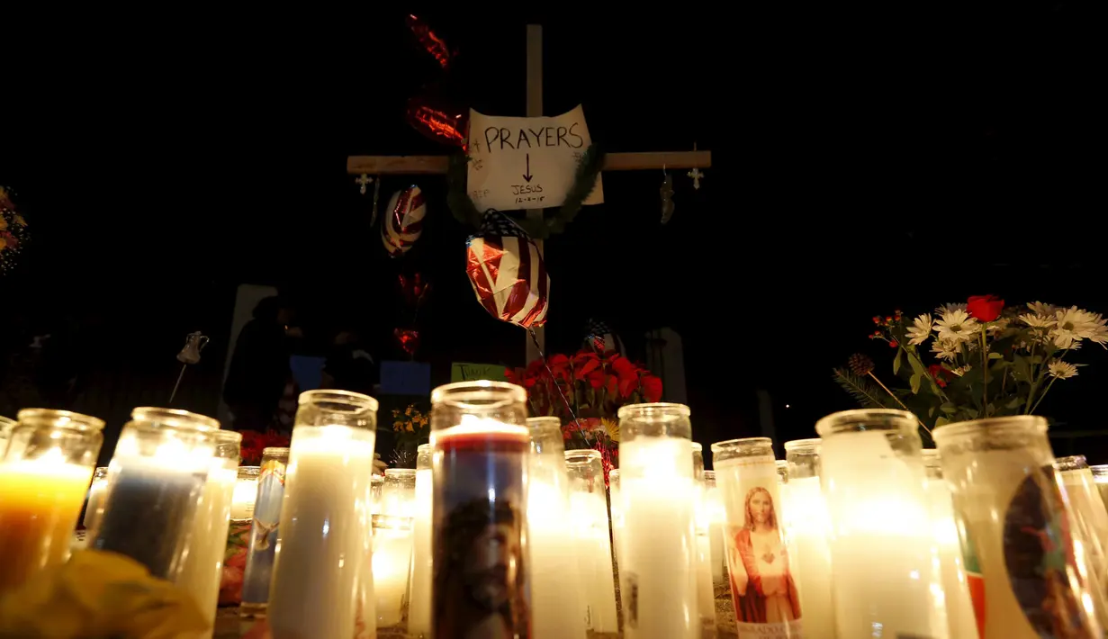 Sejumlah lilin terlihat dinyalakan saat aksi  berdoa bersama di San Bernardino, California, Jumat (4/12). Aksi tersebut untuk korban penembakan brutal di pusat lembaga pelayanan sosial yang menewaskan 14 orang (REUTERS/Mario Anzuoni)
