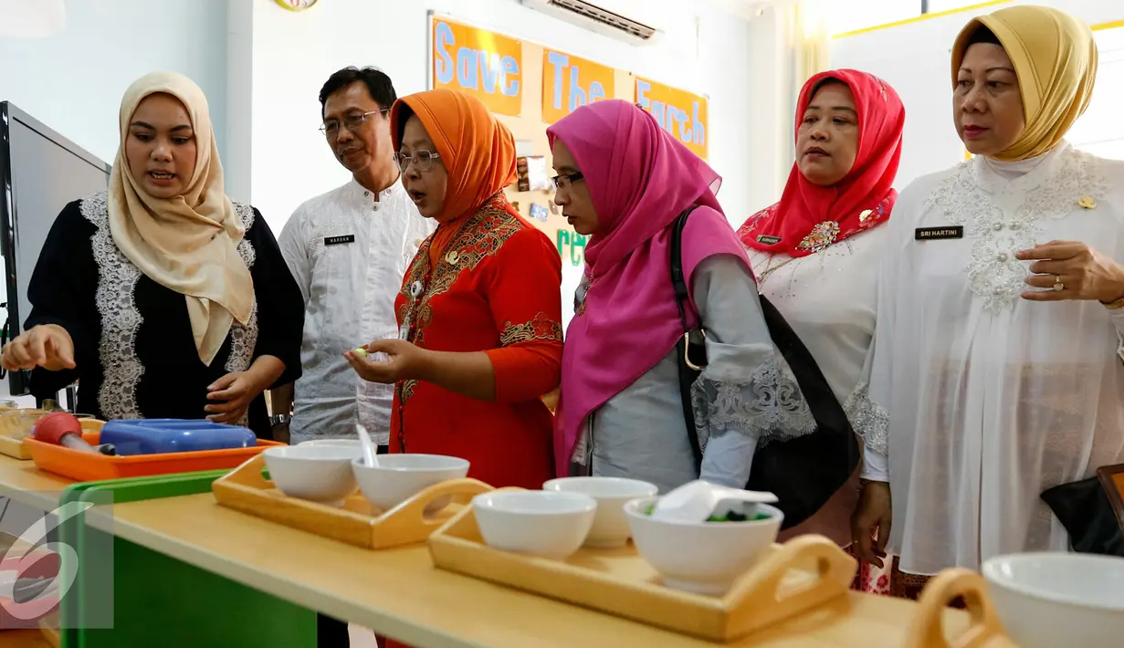 Founder Kids Republic, Zita Anjani (kiri) memperkenalkan alat peraga metode Montessori kepada Kasi Pendidikan Kota Adm Jakarta Timur, Kamis (26/11). Montessori sendiri digunakan dalam program edukasi Kids Republic. (Liputan6.com/Yoppy Renato)
