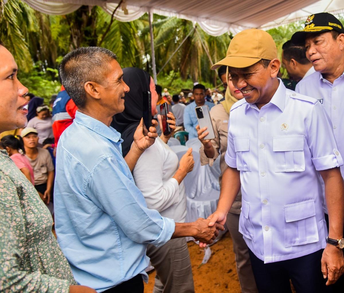 Menteri Energi dan Sumber Daya Mineral Indonesia Bahlil Lahadalia saat mengunjungi sumur minyak tradisional Desa Mekar Sari, Kabupaten Musi Banyuasin, Sumatera Selatan