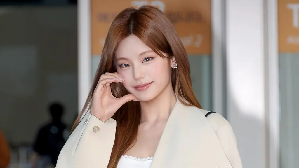 Yeji ITZY tiba di Jakarta dini hari (24/9/2026) untuk pembukaan butik Roger Vivier di Plaza Indonesia sore nanti. Airport look-nya: mini dress putih, coat cream (dok. Roger Vivier)