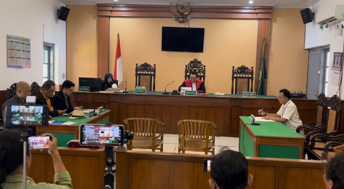 Pendakwah Sugi Nur Raharja alias Gus Nur menjalani sidang pertama gugatan ganti rugi di Pengadilan Negeri (PN) Surakarta.
