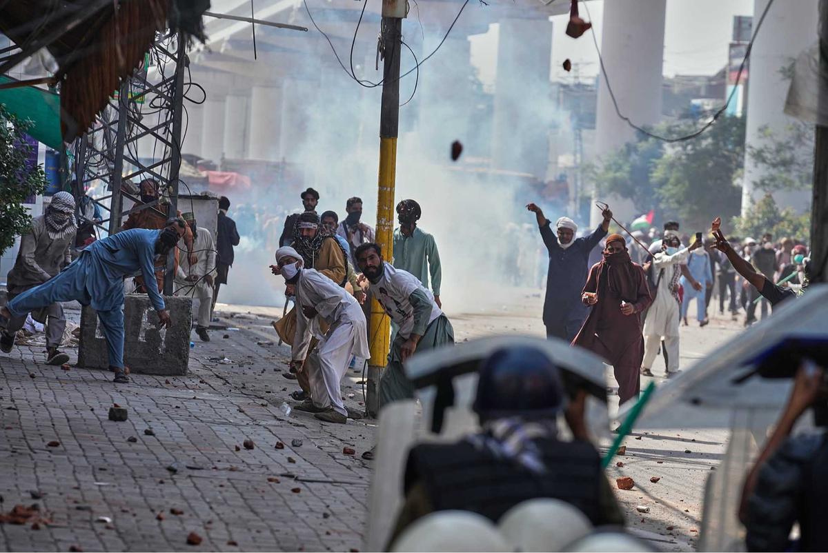 FOTO: Suasana Memanas di Lahore: Pendukung TLP Bentrok dengan Polisi Jelang Pawai Pro-Palestina
