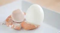 Kini Anda dapat mengupas telur rebus dengan hasil yang sempurna. 