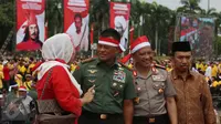 Panglima TNI, Jenderal Gatot Nurmantyo (kedua kiri) bersama Kapolri, Jenderal Tito Karnavian (kedua kanan) menghadiri kegiatan Silaturahmi Nusantara Bersatu, di Monas, Jakarta, Rabu (30/11). (Liputan6.com/Johan Tallo)