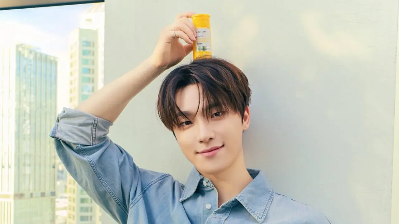 Azarine gandeng Dino Seventeen menjadi brand ambassador. [@feat.dino]