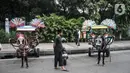 Kusir delman saat menunggu wisatawan di kawasan Monumen Nasional (Monas), Jakarta Pusat, Minggu (8/1/2023).  Pemkot Jakarta Pusat berencana melarang delman beroperasi di kawasan Monas karena kotoran kuda yang berceceran di jalan dinilai menimbulkan bau tak sedap. Plt Wakil Wali Kota Administrasi Jakarta Pusat Iqbal mengatakan pihaknya bakal membentuk gugus tugas merealisasikan kebijakan tersebut. (merdeka.com/Iqbal S. Nugroho)