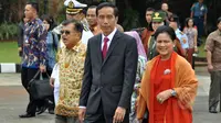 Presiden Jokowi (tengah) dan Ibu Negara, Iriana (kanan) didampingi Wapres Jusuf Kalla (kiri) berjalan menuju pesawat kepresidenan untuk memulai kunjungan kenegaraan di Bandara Halim Perdanakusuma, Jakarta, Minggu (22/3/2015). (Liputan6.com/Faizal Fanani)