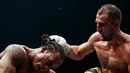 Petinju Rusia Sergey Kovalev (kanan) memukul petinju Inggris Anthony Yarde selama pertarungan gelar juara kelas berat ringan WBO di Chelyabinsk, Rusia, Sabtu (24/8/2019). Kovalev mempertahankan gelar juara kelas berat ringan WBO setelah merobohkan Yarde. (AP Photo/Anton Basanayev)