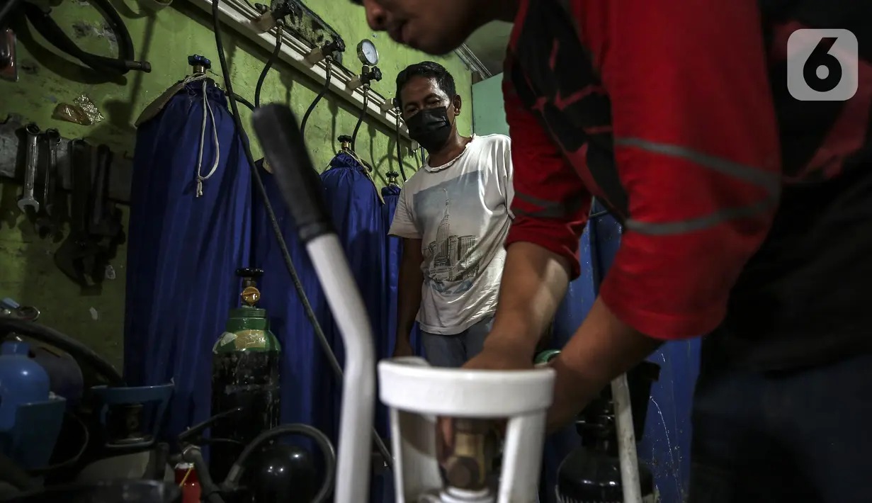 Pekerja memeriksa tabung oksigen di agen isi ulang oksigen Tiga Saudara kawasan Joglo Raya, Jakarta Barat, Kamis (17/6/2021). Dalam sehari, tak sedikit juga warga mengisi ulang oksigen dengan harga Rp 25.000 per kubik. (Liputan6.com/Johan Tallo)