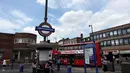 Sebuah papan nama di luar stasiun Tube Southgate yang diubah menjadi Gareth Southgate di London, Senin (16/7). Hal itu sebagai penghormatan untuk pelatih timnas Inggris yang mengantarkan The Three Lions masuk semifinal Piala Dunia 2018 (AP/Robert Stevens)